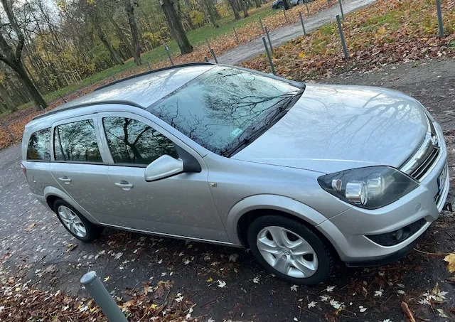 Opel Astra cena 11900 przebieg: 297000, rok produkcji 2012 z Poznań małe 254